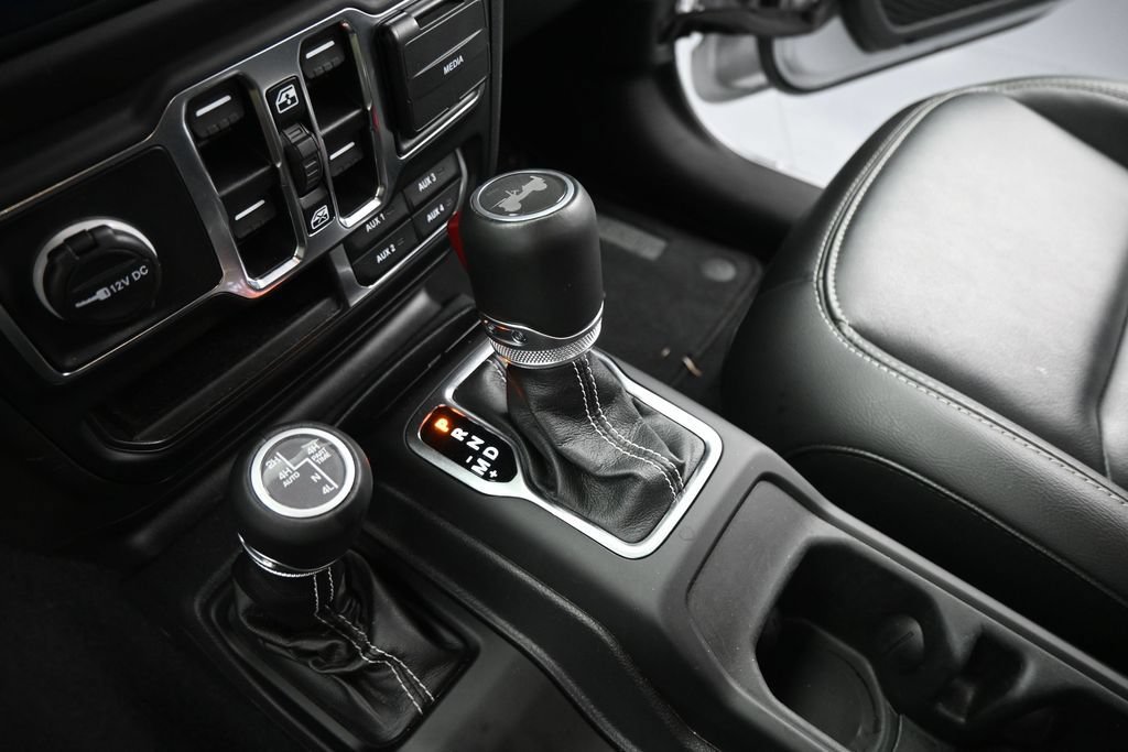 Used 2023 Jeep Wrangler Unlimited Sahara w/ Cold Weather Group AWD/4WD image 16