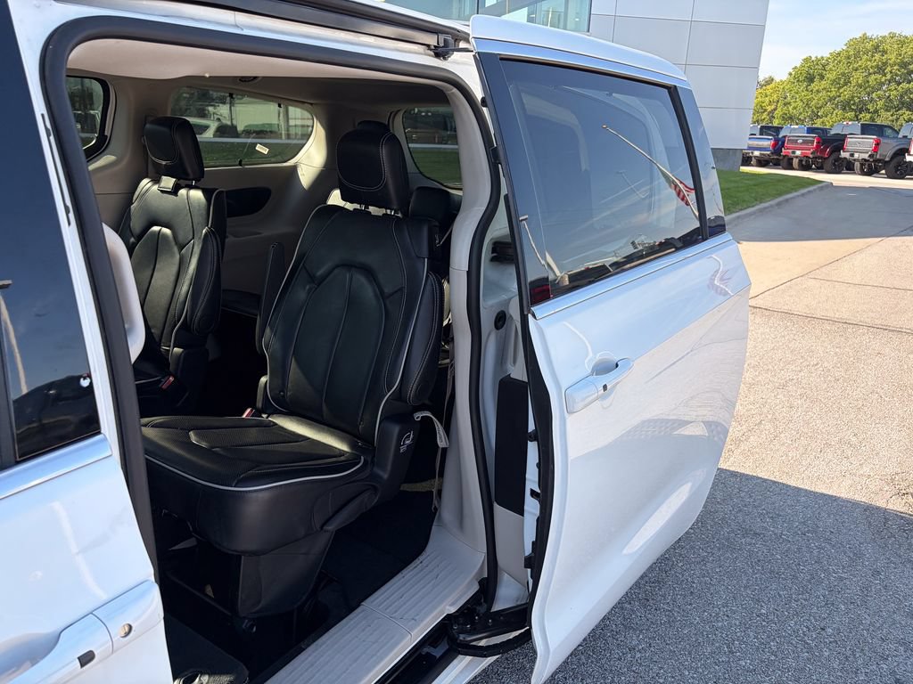 Used 2024 Chrysler Pacifica Limited FWD image 13