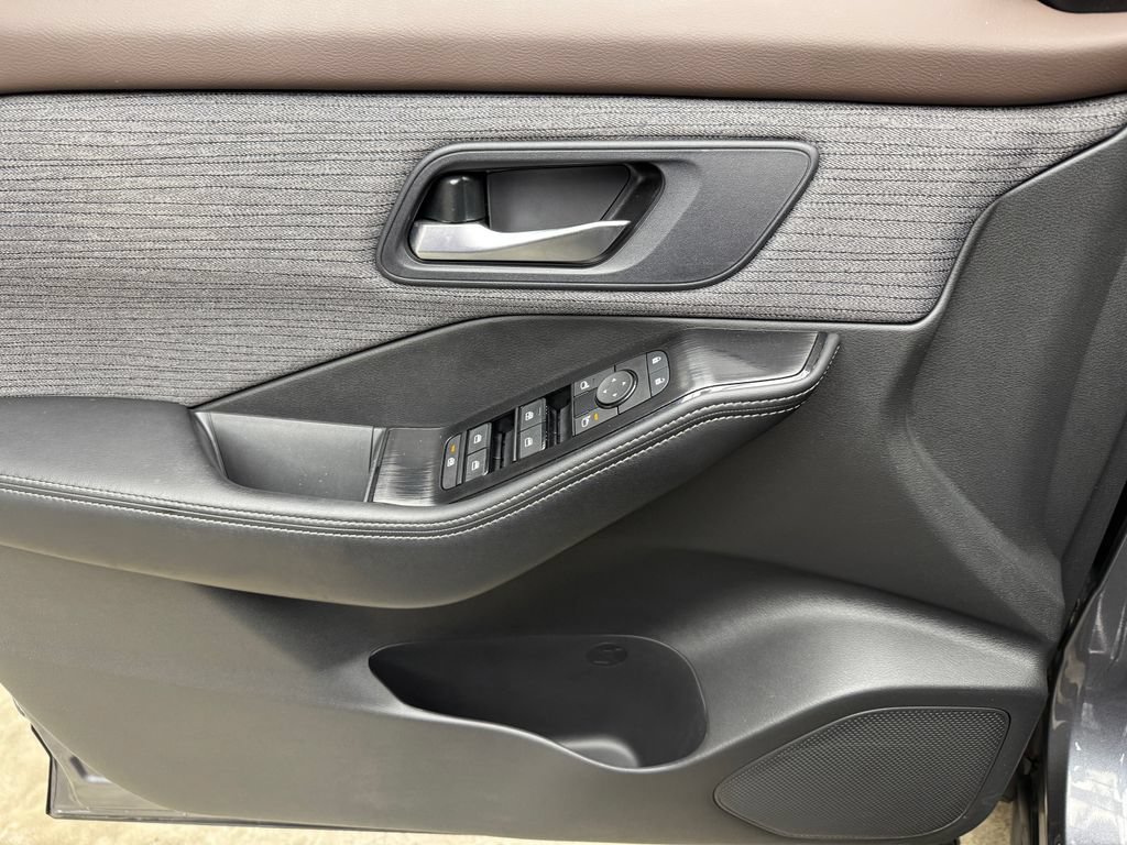 Used 2023 Nissan Rogue SV AWD/4WD image 10