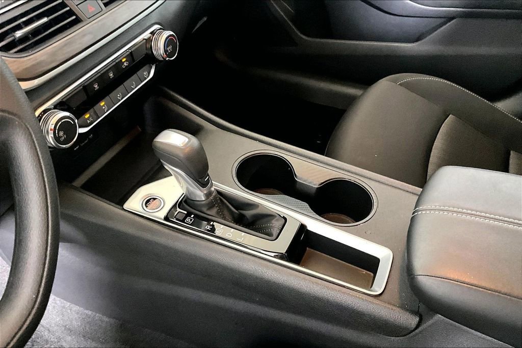 Used 2025 Nissan Altima 2.5 SV FWD image 13