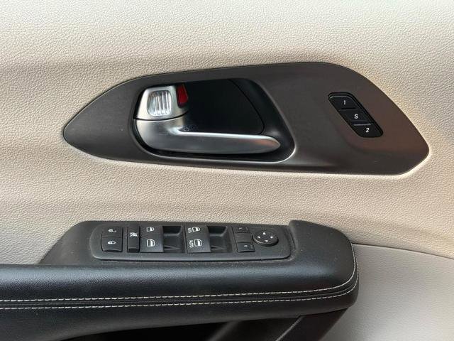 Used 2022 Chrysler Pacifica Touring-L FWD image 24
