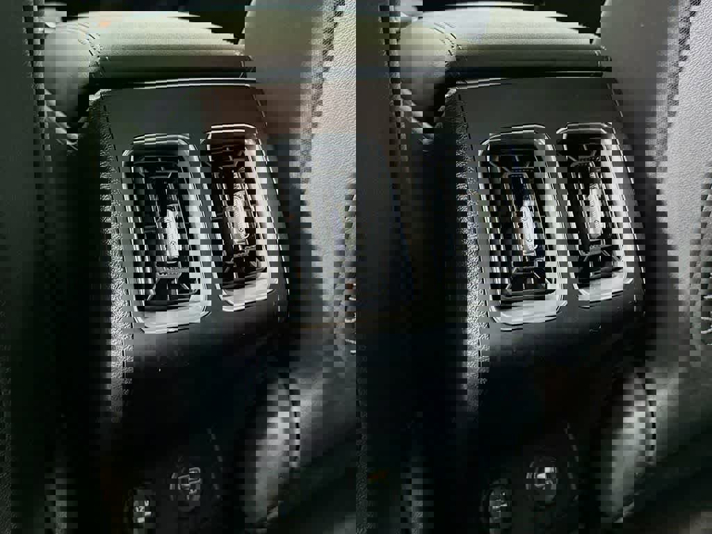 Used 2023 Kia Sorento LX image 16