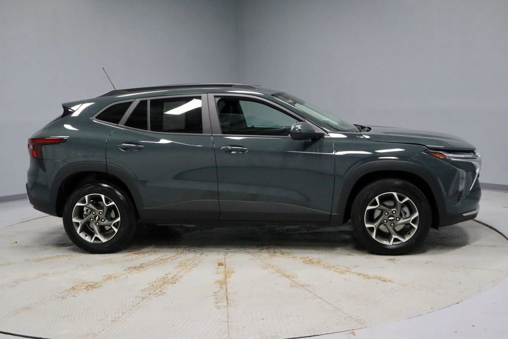 Used 2025 Chevrolet Trax LT w/ LT Convenience Package image 6