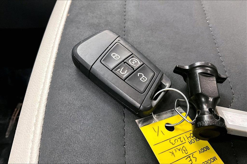 Used 2025 Volkswagen Taos SE image 13