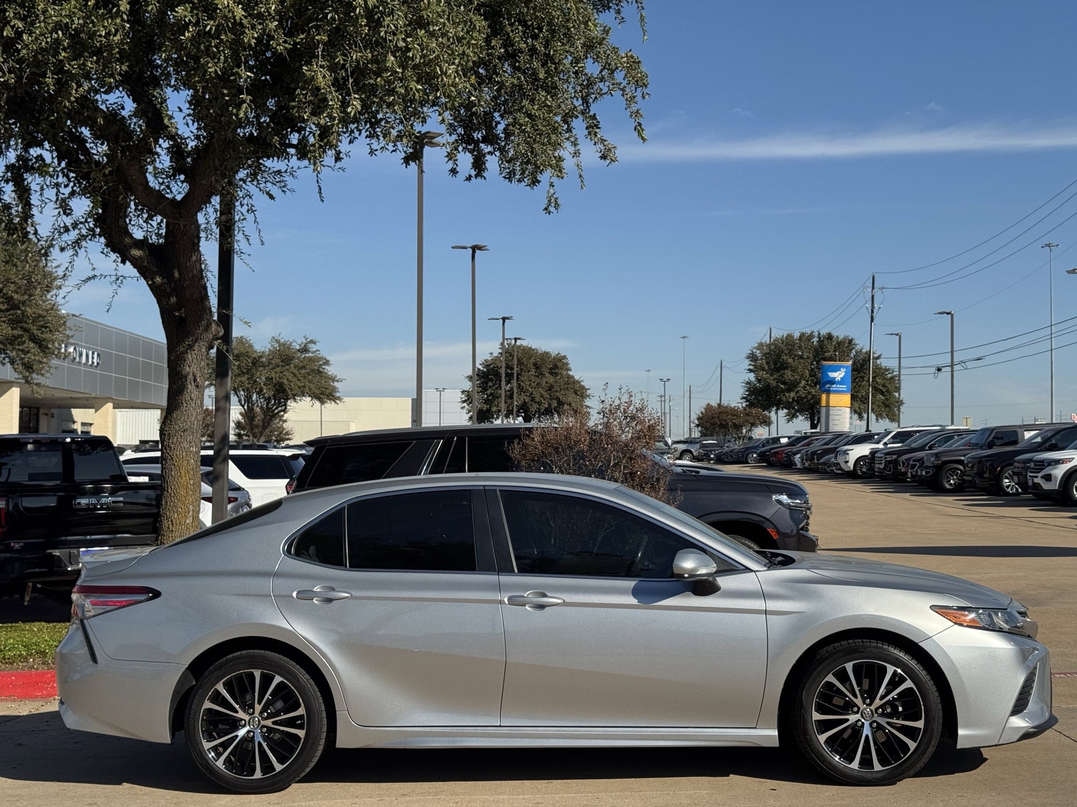 Used 2018 Toyota Camry SE FWD image 3