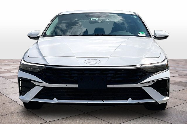 Used 2024 Hyundai Elantra SE FWD image 3