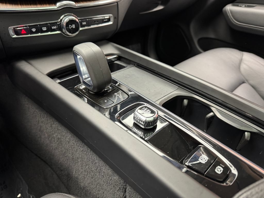 Used 2022 Volvo XC60 B5 Momentum AWD/4WD image 19