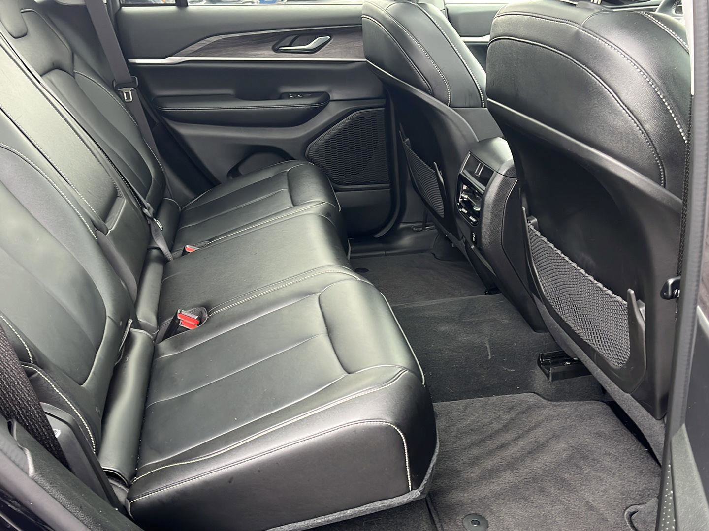 Used 2023 Jeep Grand Cherokee Limited w/ Black Appearance Package image 16