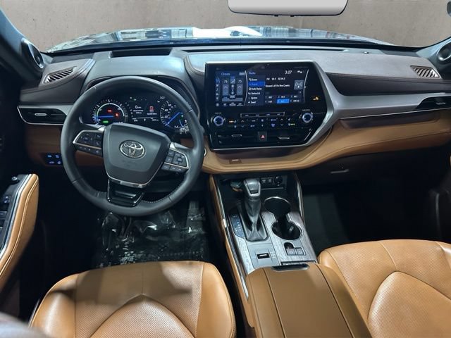Used 2021 Toyota Highlander Platinum AWD/4WD image 3
