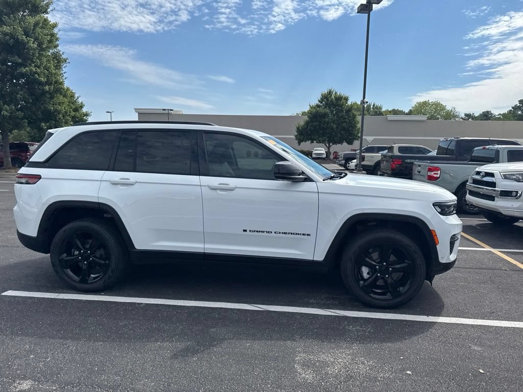 Used 2023 Jeep Grand Cherokee Limited w/ Luxury Tech Group II AWD/4WD image 5