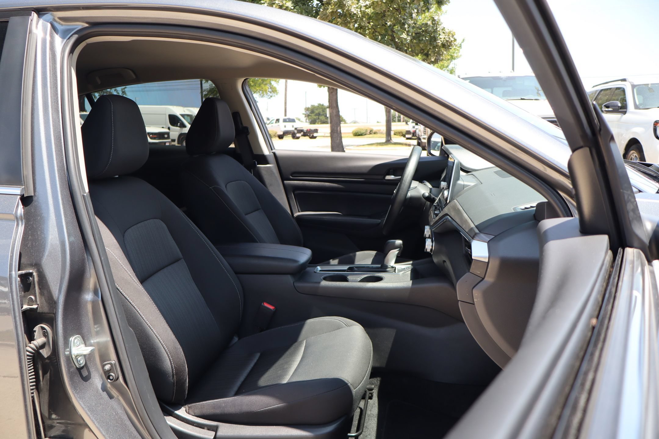 Used 2025 Nissan Altima 2.5 SV FWD image 29