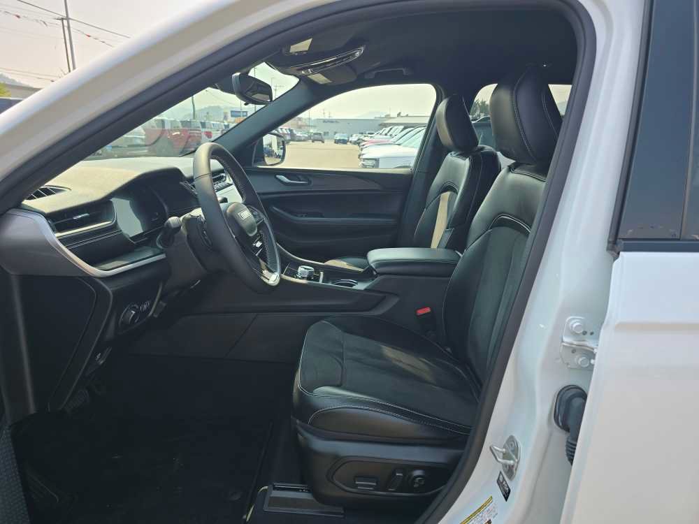 Used 2023 Jeep Grand Cherokee L Laredo AWD/4WD image 9