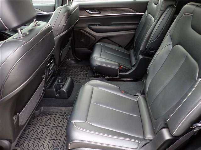 Used 2024 Jeep Grand Cherokee L Limited w/ Black Appearance Package AWD/4WD image 10