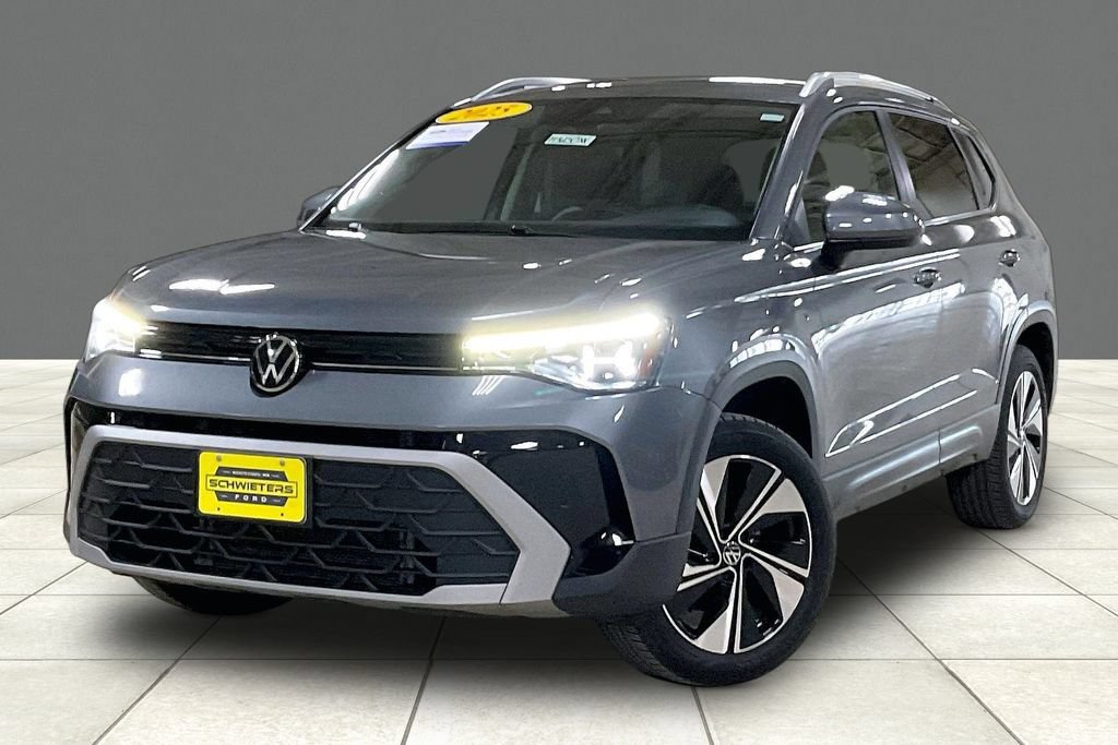Used 2025 Volkswagen Taos SE AWD/4WD image 2