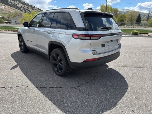 Used 2023 Jeep Grand Cherokee Limited w/ Luxury Tech Group II AWD/4WD image 5