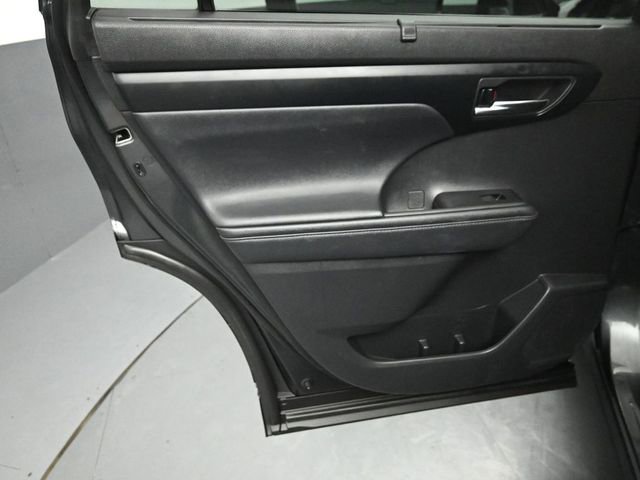 Used 2021 Toyota Highlander XLE AWD/4WD image 23