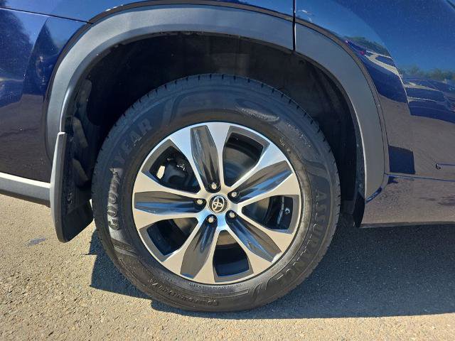 Used 2021 Toyota Highlander XLE AWD/4WD image 11