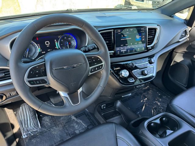 Used 2025 Chrysler Pacifica Select FWD image 3
