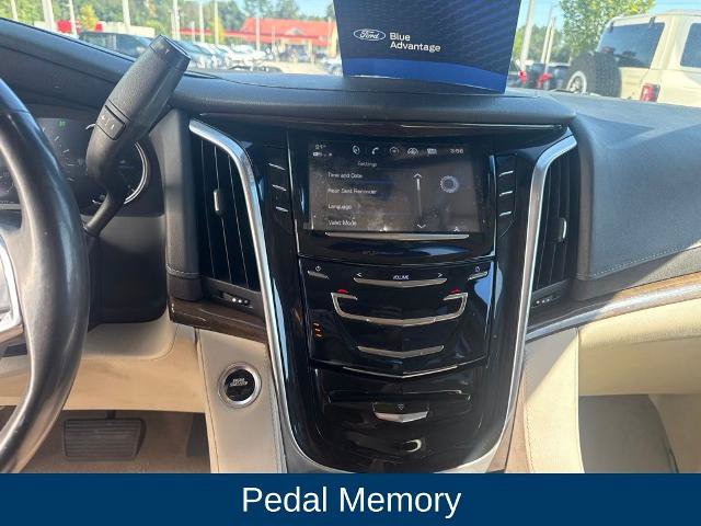 Used 2020 Cadillac Escalade Luxury AWD/4WD image 19