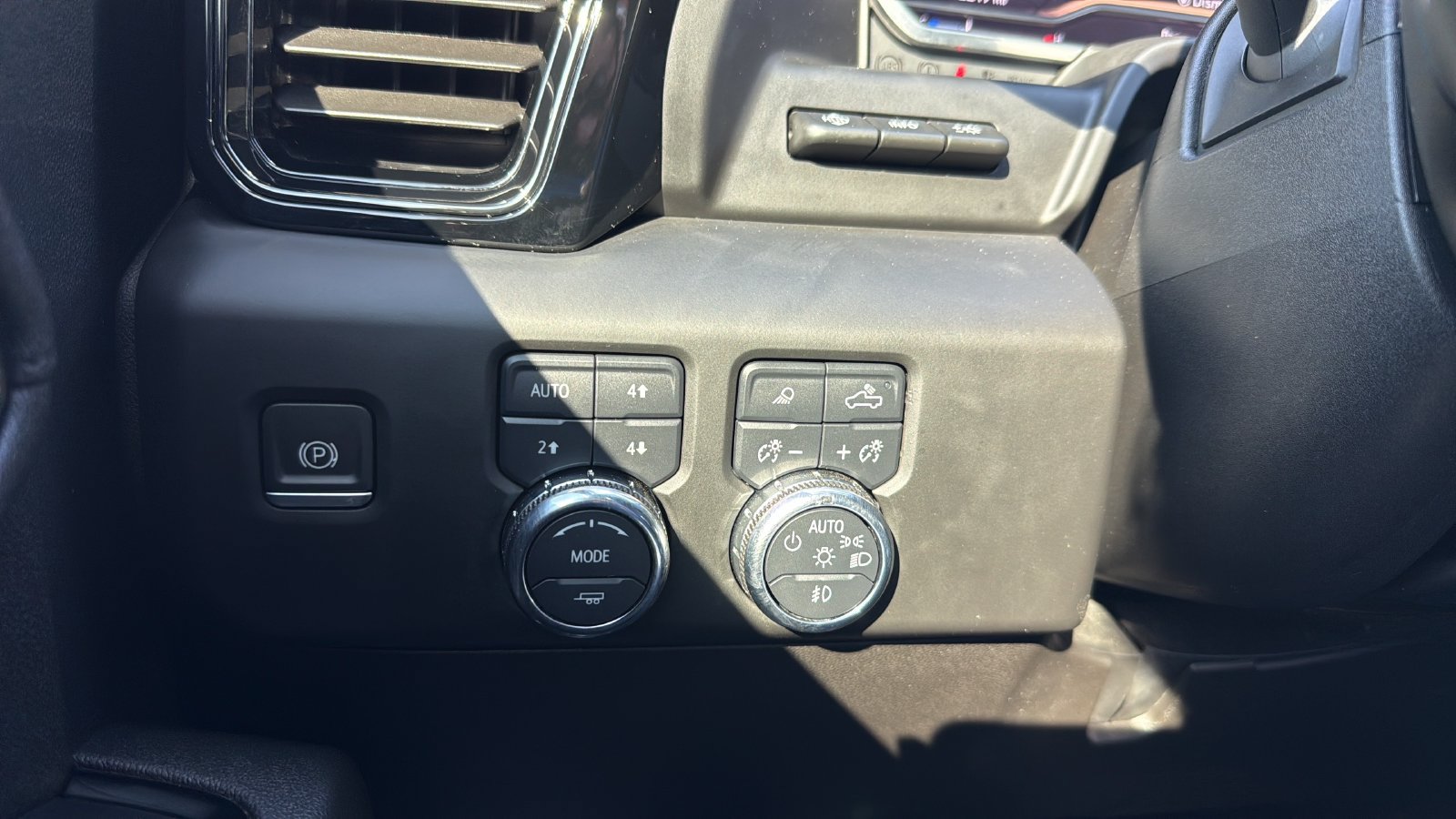 Used 2024 GMC Sierra 2500 AT4 w/ AT4 Premium Plus Package AWD/4WD image 17