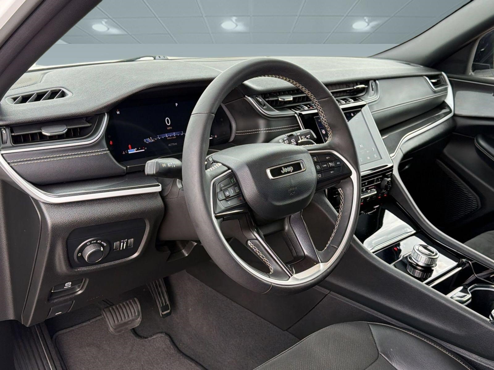 Used 2023 Jeep Grand Cherokee Altitude RWD image 4