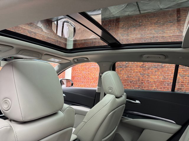 Used 2023 Cadillac XT4 Luxury w/ Cold Weather Package image 3