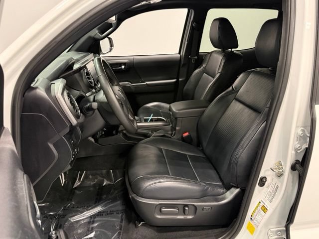 Used 2020 Toyota Tacoma TRD Sport w/ TRD Premium Sport Package AWD/4WD image 15