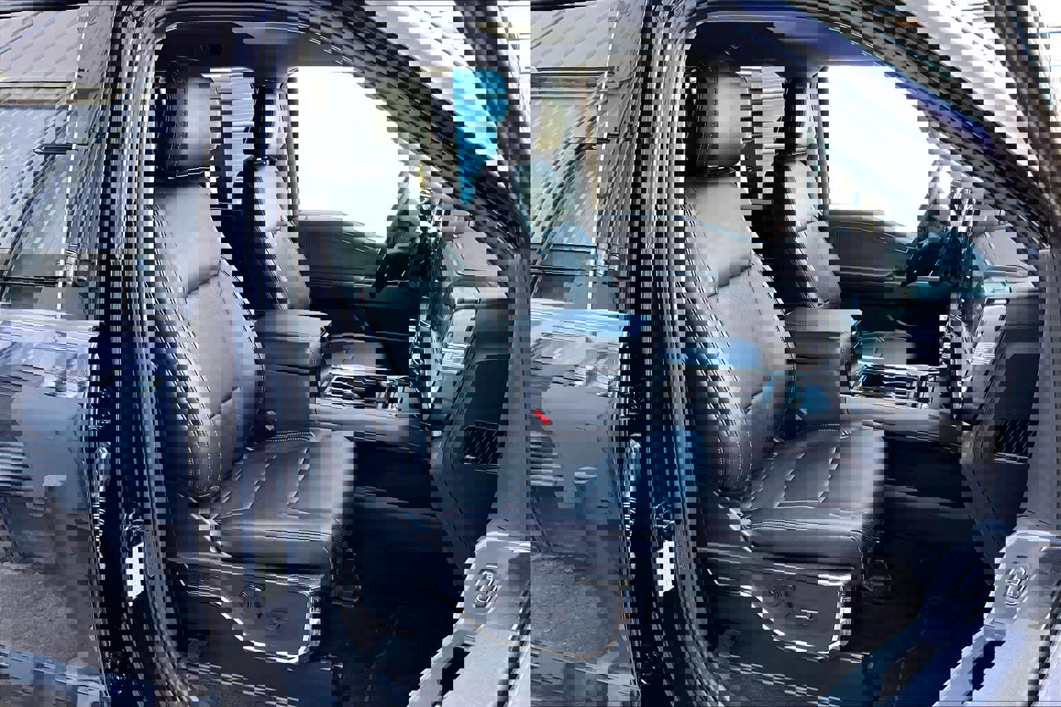 Certified 2023 Ford F250 Lariat w/ Tremor Off-Road Package image 12