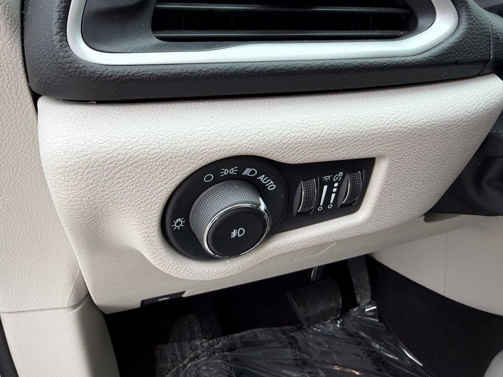 Used 2024 Chrysler Pacifica Touring-L image 11