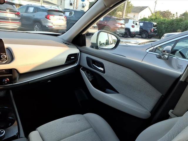 Used 2023 Nissan Rogue SV image 18