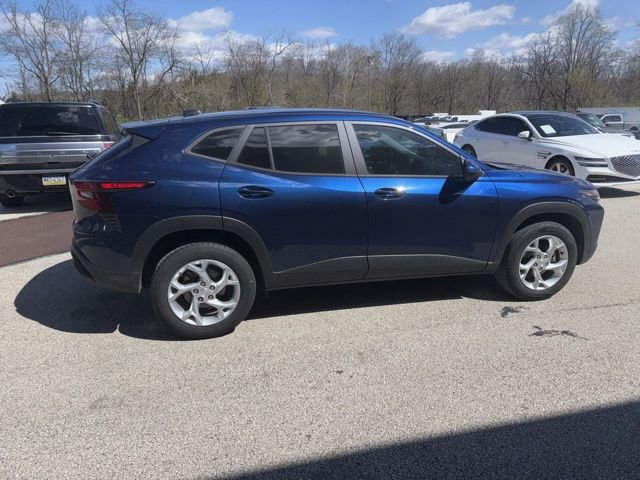 Used 2024 Chevrolet Trax LS w/ LS Convenience Package image 12