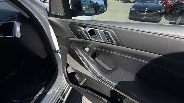 Used 2024 BMW X7 xDrive40i w/ Premium Package AWD/4WD image 22