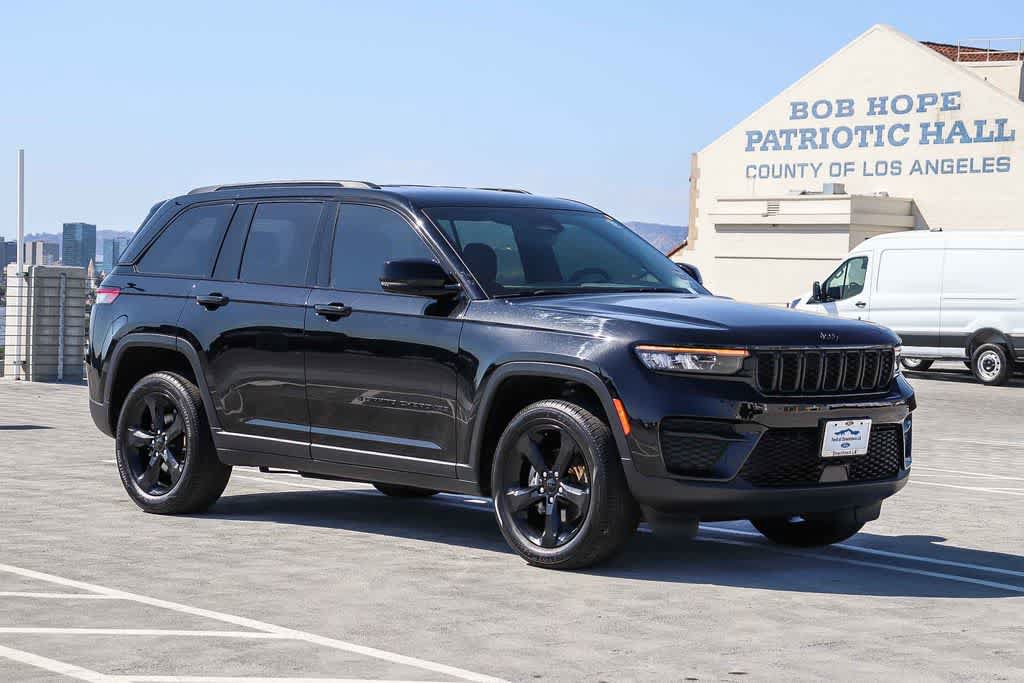Used 2023 Jeep Grand Cherokee Altitude RWD image 3