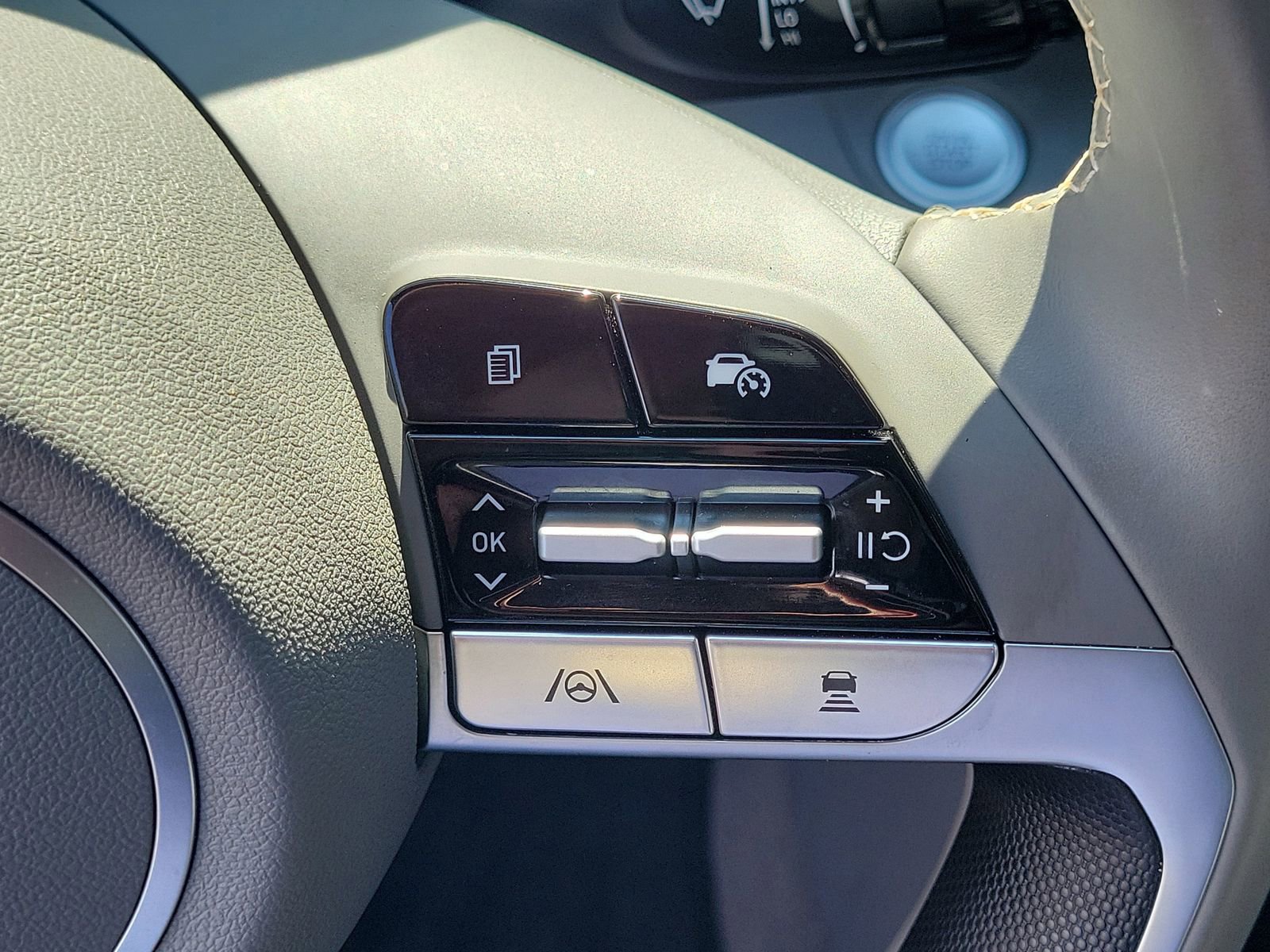 Used 2025 Hyundai Elantra SEL FWD image 19