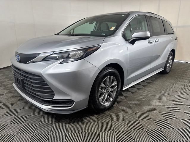 Used 2024 Toyota Sienna LE AWD/4WD image 8