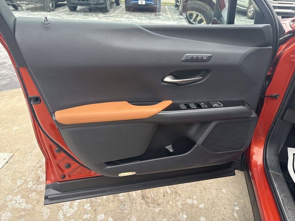 Used 2019 Lexus UX 200 image 16