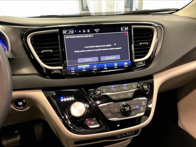 Used 2023 Chrysler Pacifica Touring-L FWD image 6