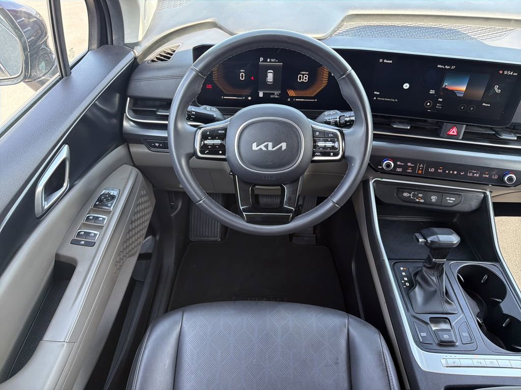 Used 2025 Kia Carnival FWD image 12