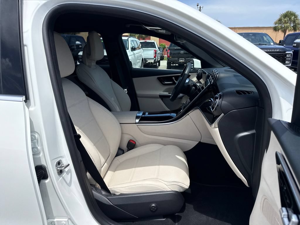 Used 2025 Mercedes-Benz GLC 300 image 25