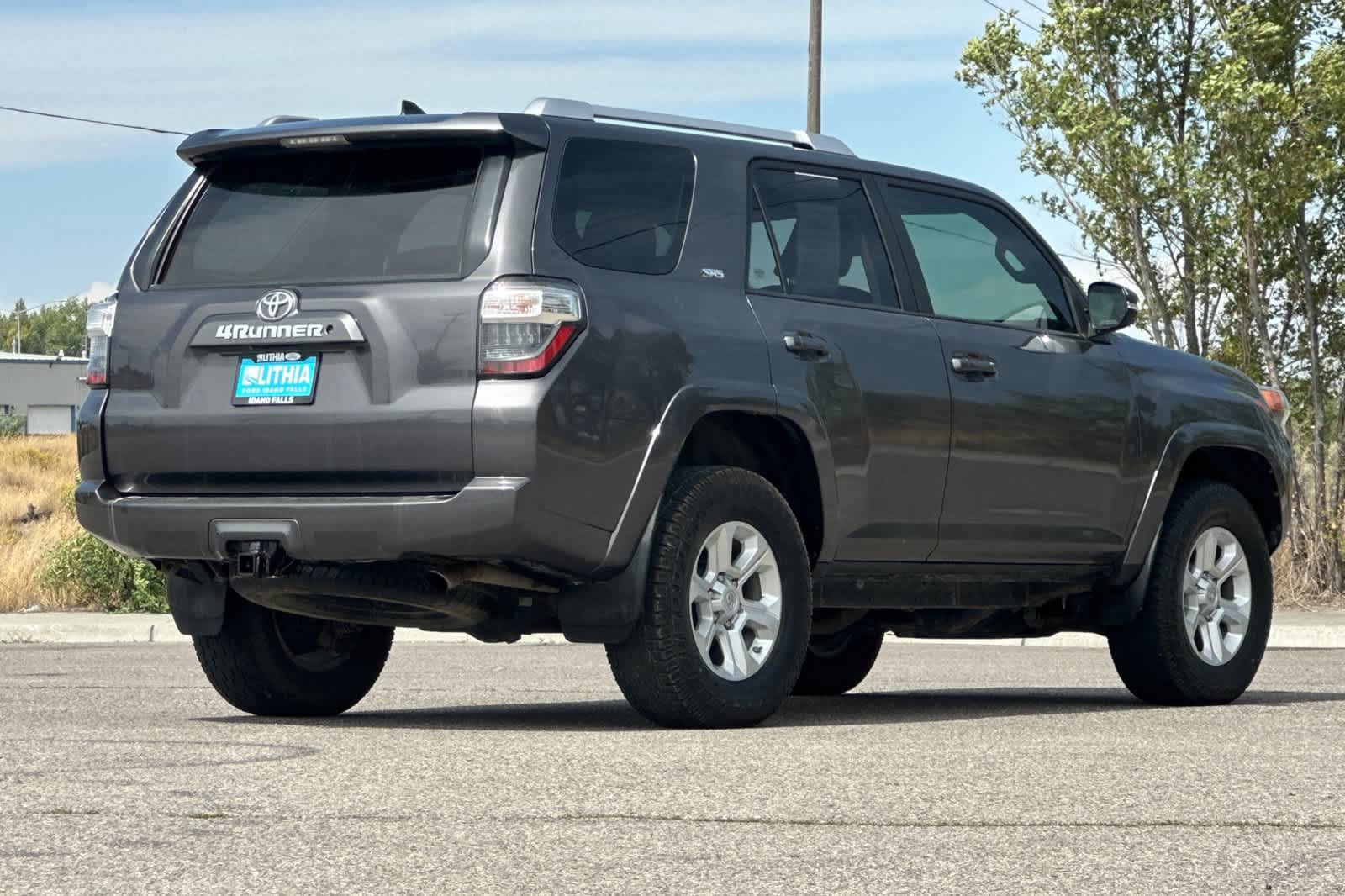 Used 2017 Toyota 4Runner SR5 Premium AWD/4WD image 2