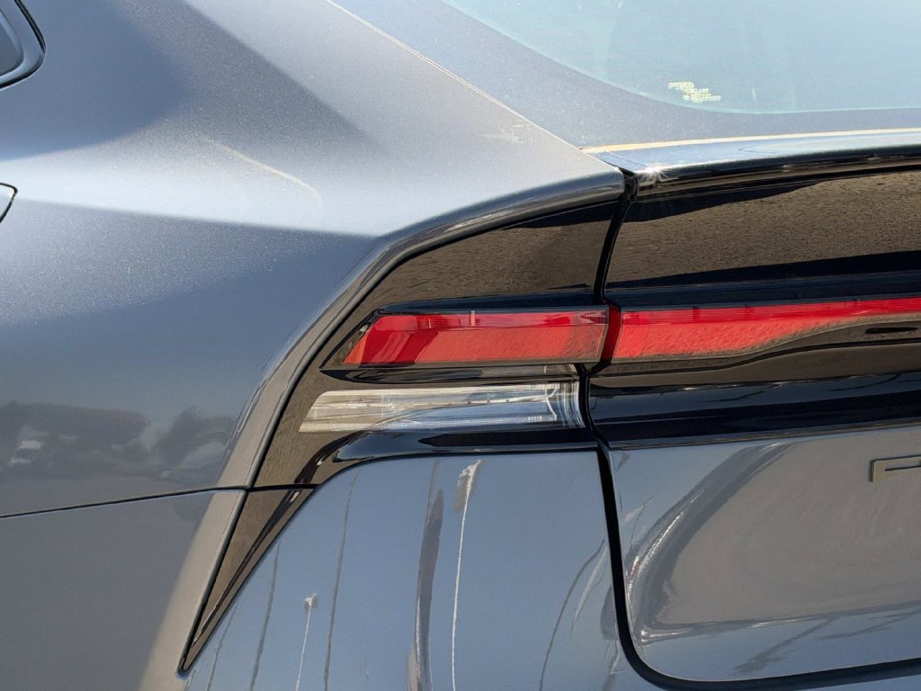 Used 2024 Toyota Prius LE FWD image 8