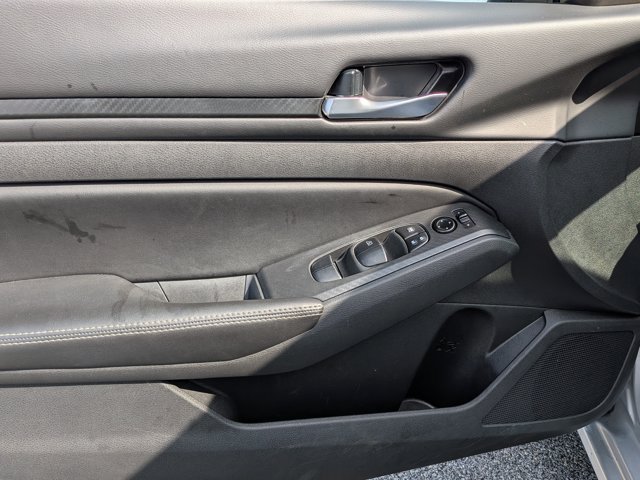 Used 2024 Nissan Altima 2.5 SV FWD image 11