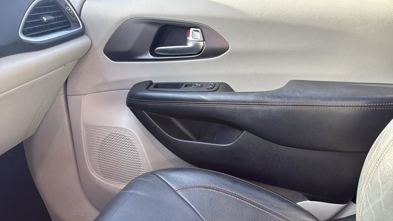 Used 2020 Chrysler Pacifica Touring-L FWD image 24