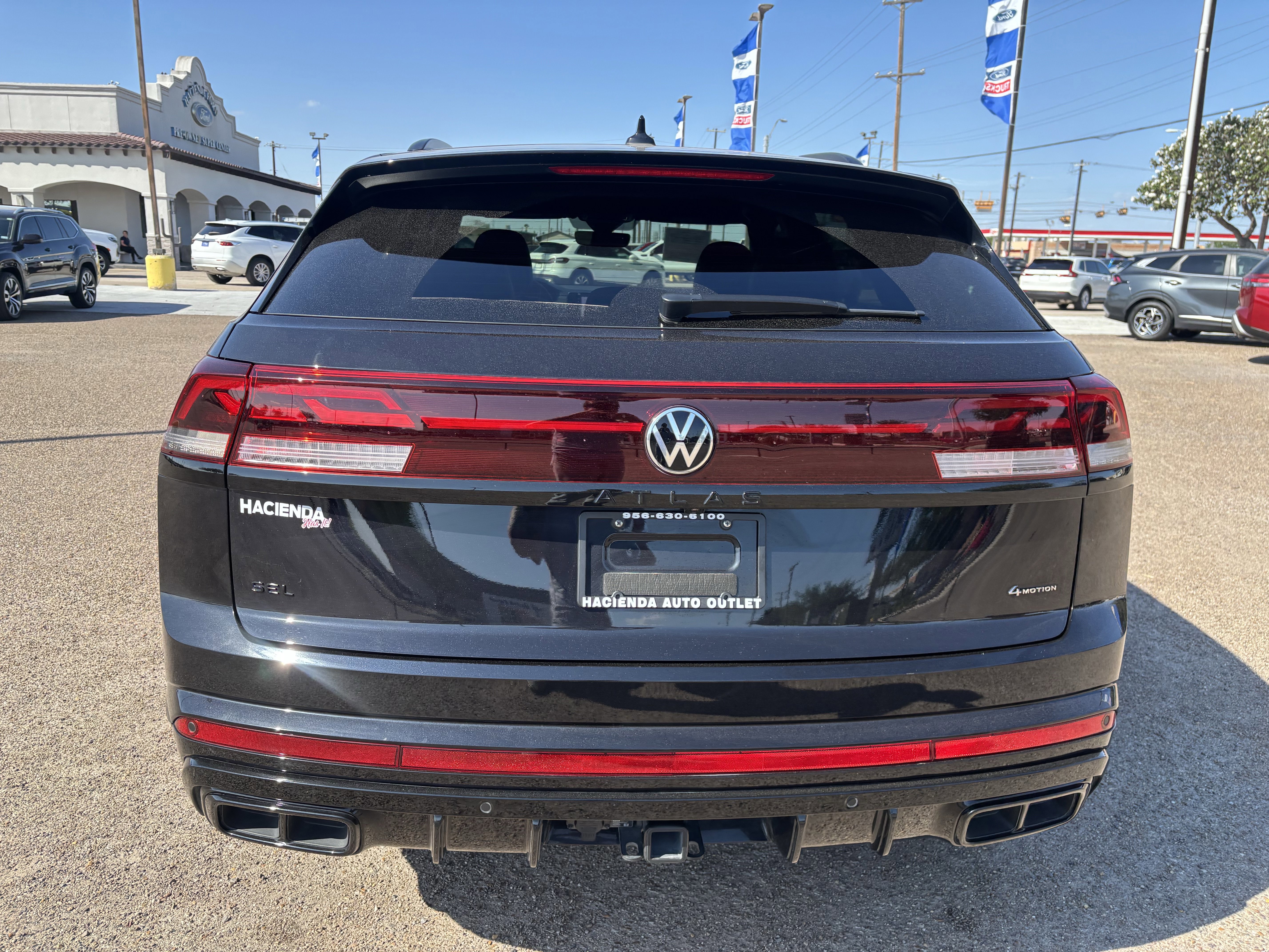 Used 2025 Volkswagen Atlas Cross Sport SEL R-Line image 4