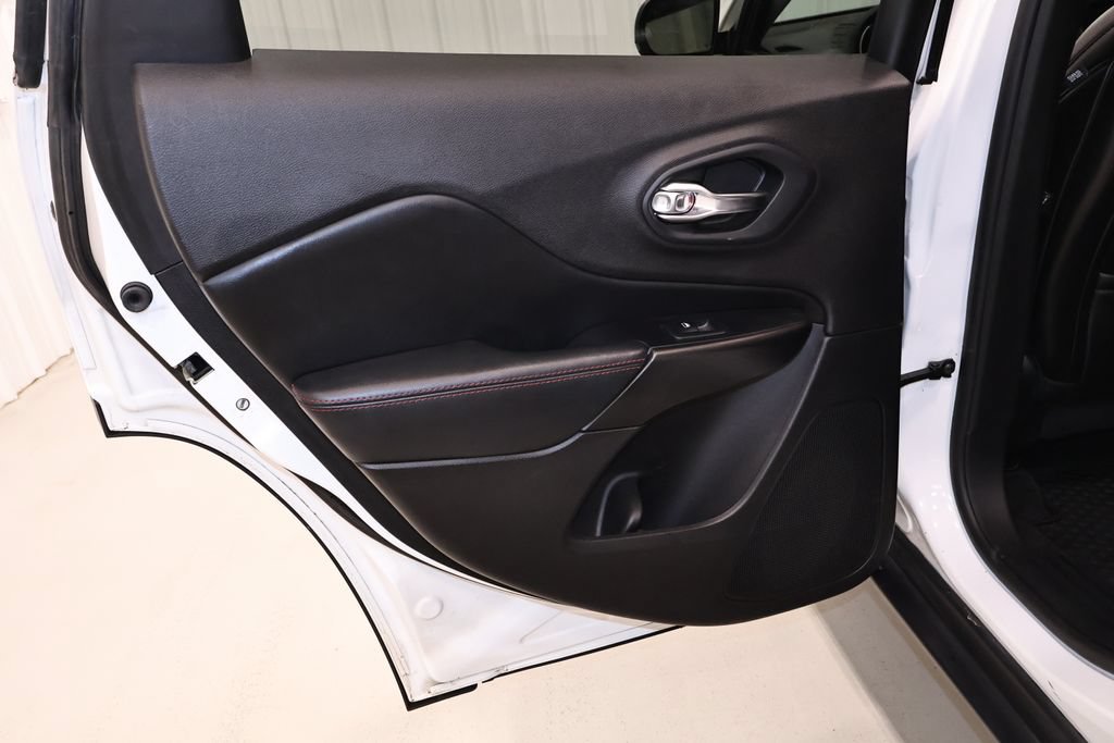 Used 2019 Jeep Cherokee Trailhawk w/ Cold Weather Group AWD/4WD image 15