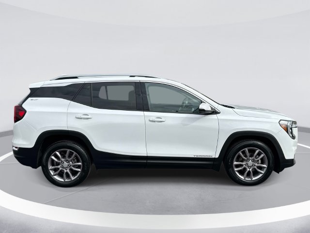 Used 2022 GMC Terrain SLT w/ Infotainment Package II FWD image 4