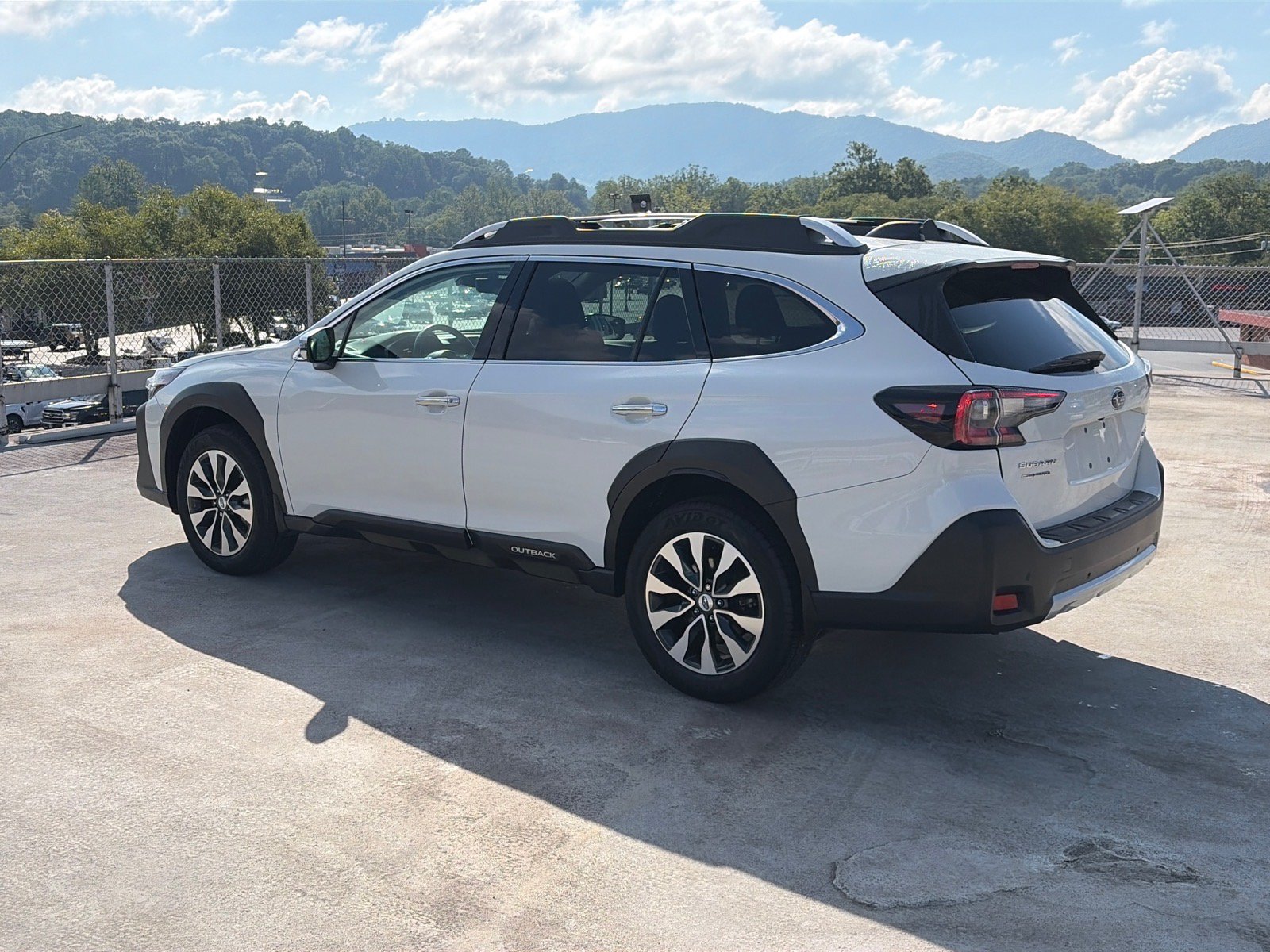 Used 2023 Subaru Outback Touring XT AWD/4WD image 4