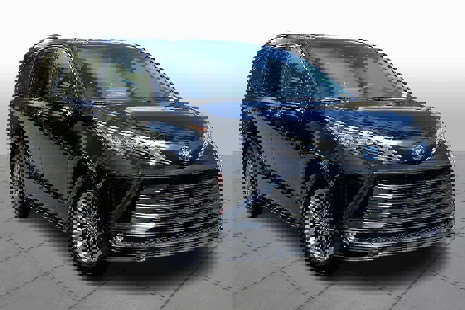 Used 2025 Toyota Sienna XLE image 5