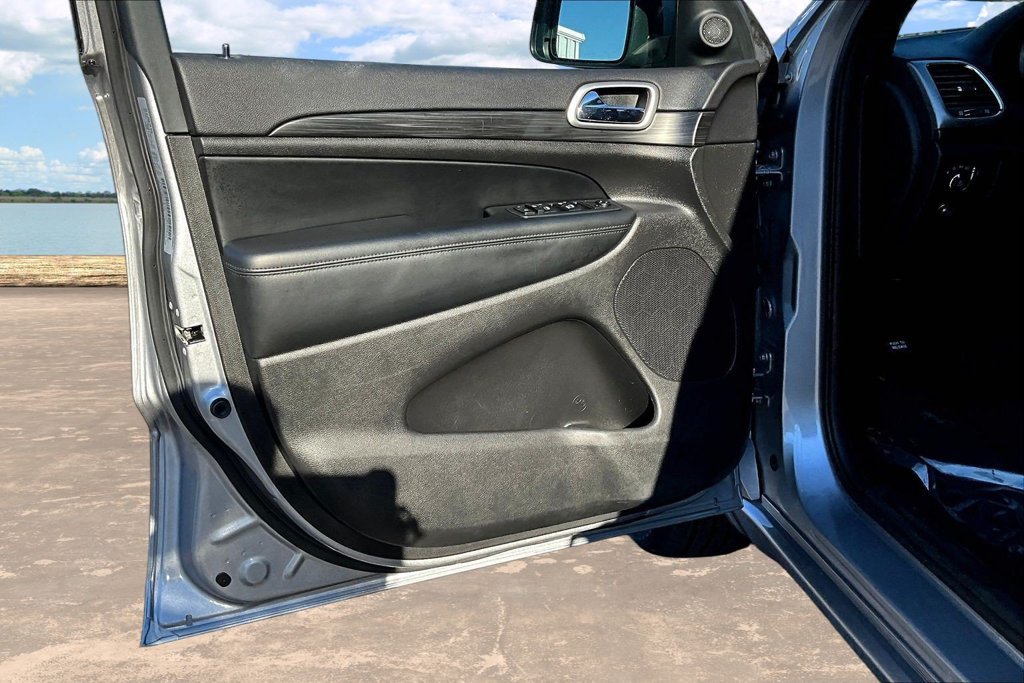 Used 2019 Jeep Grand Cherokee Altitude AWD/4WD image 22