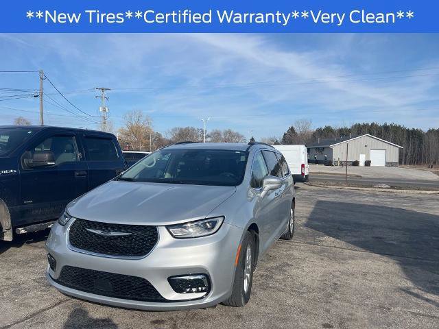 Used 2022 Chrysler Pacifica Touring-L w/ Uconnect Theater Family Group image 2